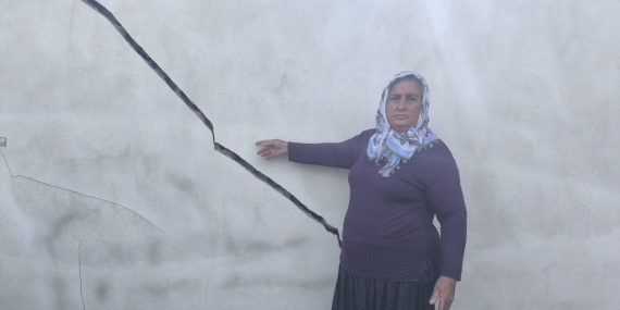 Heyelan sonucu evi ağır hasar gördü: Eşimden bir emekli gelirim var, o da kendime yetmiyor