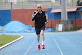 78-yasindaki-emekli-bankaci-atletizmde-pistle-19854258_amp-1024x683