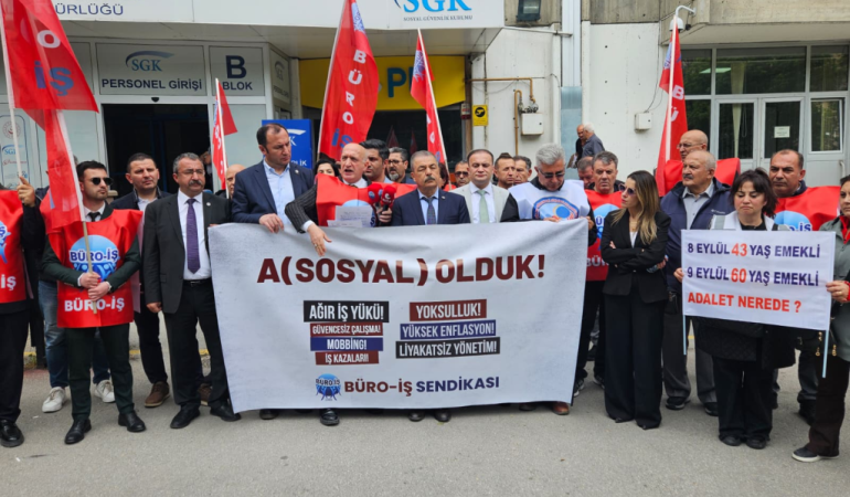 Birleşik Kamu-İş, SGK Emeklilik Hizmetleri Genel Müdürlüğü önünde açıklama yaptı