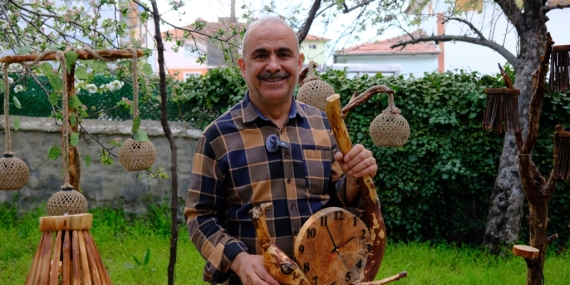 Doğadan topladığı odunları sanat eserine dönüştürüyor