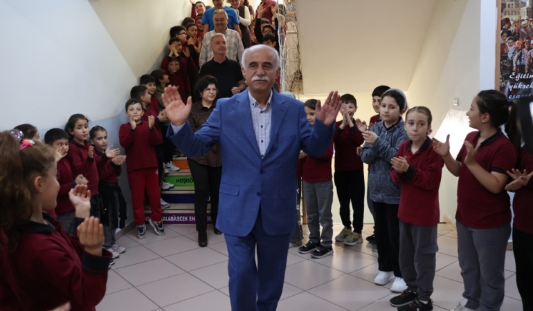 47 yıllık öğretmen öğrencilerinin alkışlarıyla emekliliğe ayrıldı