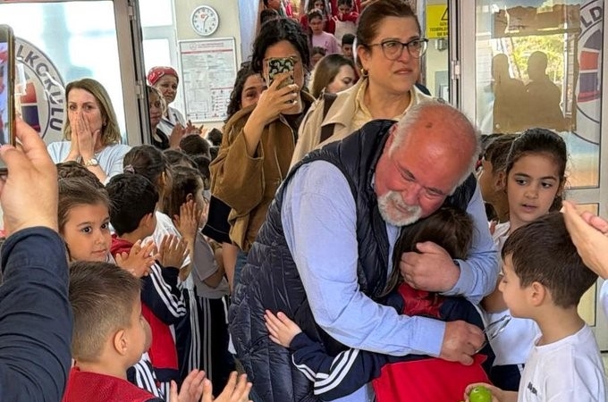 Zonguldak’ta emekli olan 43 yıllık öğretmene duygusal veda