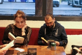 emekli-ogretmenin-kurdugu-kulupte-kitap-tutkunlari-kitaplarin-degerlendirmesini-yapiyor_8a475f52735a-1100x650-1-1024x605